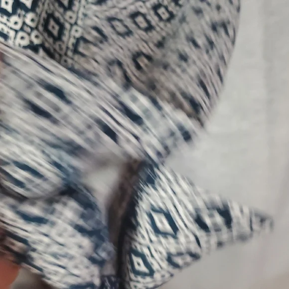 H&M Blue and White Patterned Cropped Pants - Picture 5 of 9